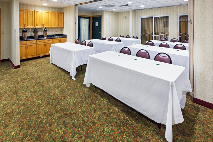 Imagen de los interiores del Hotel Country Inns and Suites. Foto 6