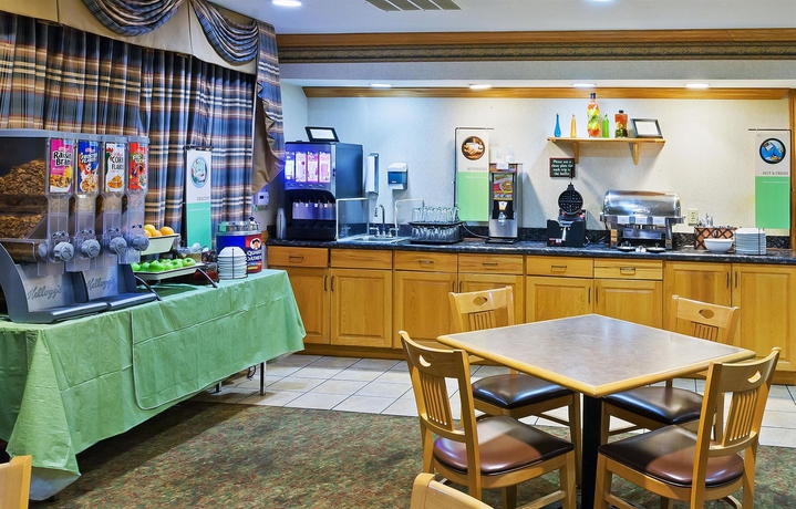 Imagen del bar/restaurante del Hotel Country Inns and Suites. Foto 2