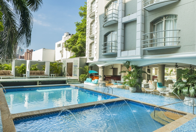 Imagen de la piscina del Hotel Country International. Foto 15