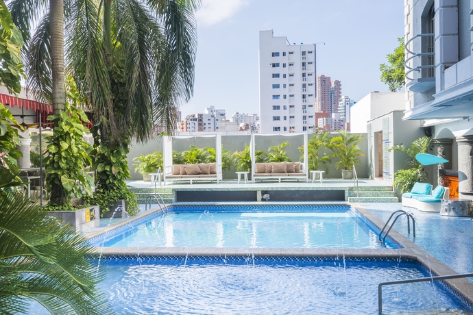 Imagen de la piscina del Hotel Country International. Foto 16