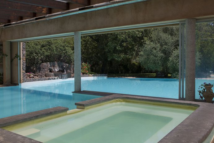 Imagen de la piscina del Hotel Country Mandra Edera. Foto 12