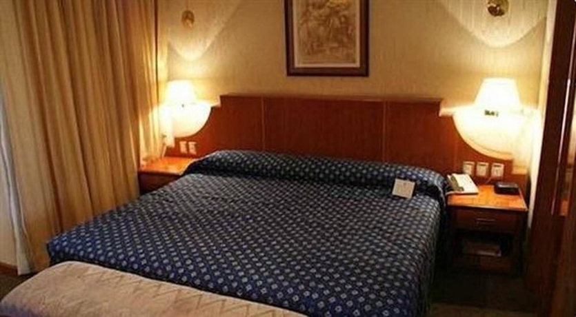 Imagen de la habitación del Hotel Country Plaza. Foto 2