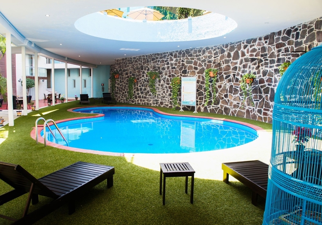 Imagen de la piscina del Hotel Country and Suites. Foto 16