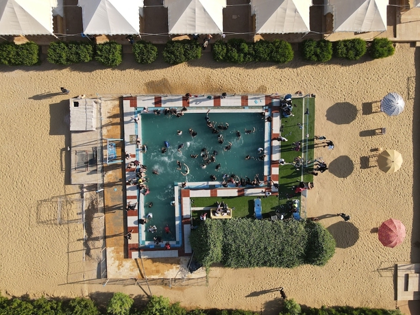 Imagen de la piscina del Hotel Country side resort Jaisalmer. Foto 18