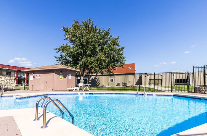 Imagen de la piscina del Hotel Countryside Suites Kansas City Independence I-70e Sports Complex. Foto 18