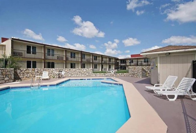 Imagen de la piscina del Hotel Countryside Suites Kansas City Independence I-70e Sports Complex. Foto 19
