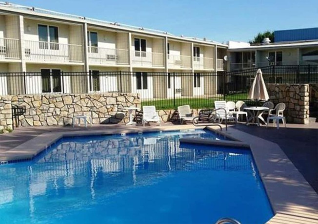 Imagen de la piscina del Hotel Countryside Suites Kansas City Independence I-70e Sports Complex. Foto 20