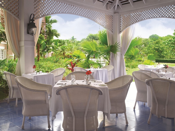 Imagen del bar/restaurante del Hotel Couples Sans Souci All Inclusive. Foto 2