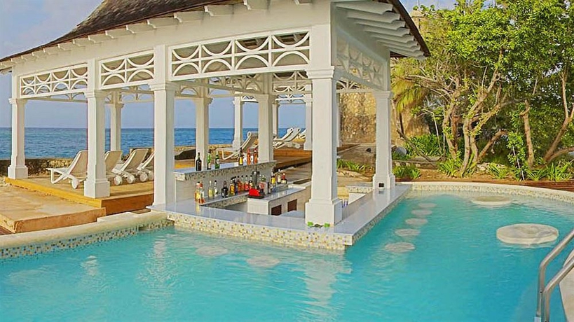 Imagen de la piscina del Hotel Couples Tower Isle All Inclusive. Foto 12