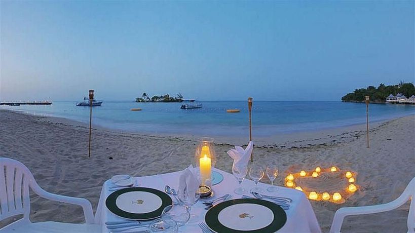 Imagen del bar/restaurante del Hotel Couples Tower Isle All Inclusive. Foto 2