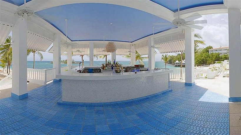 Imagen del bar/restaurante del Hotel Couples Tower Isle All Inclusive. Foto 3