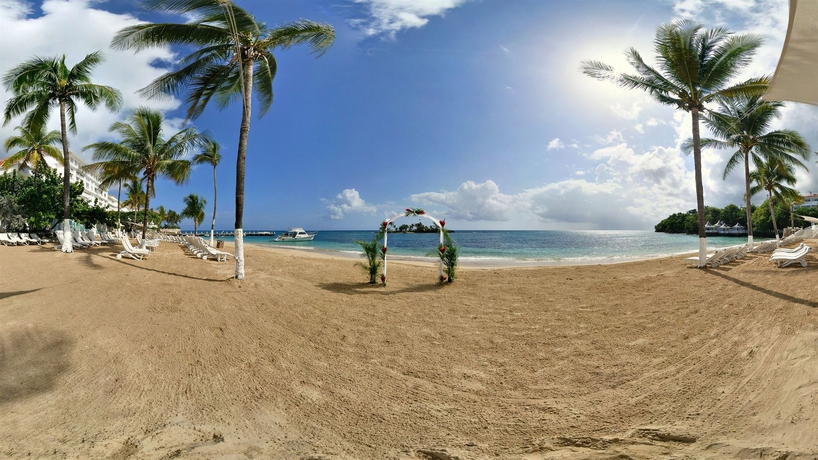 Imagen de los exteriores del Hotel Couples Tower Isle All Inclusive. Foto 8