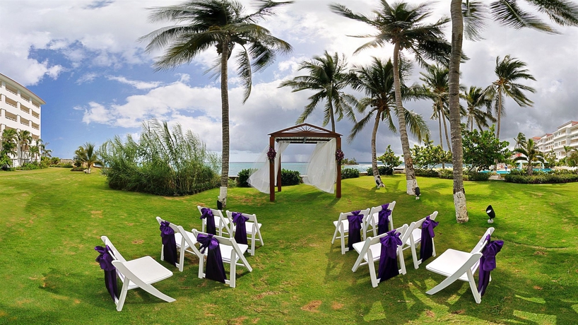 Imagen de los exteriores del Hotel Couples Tower Isle All Inclusive. Foto 9