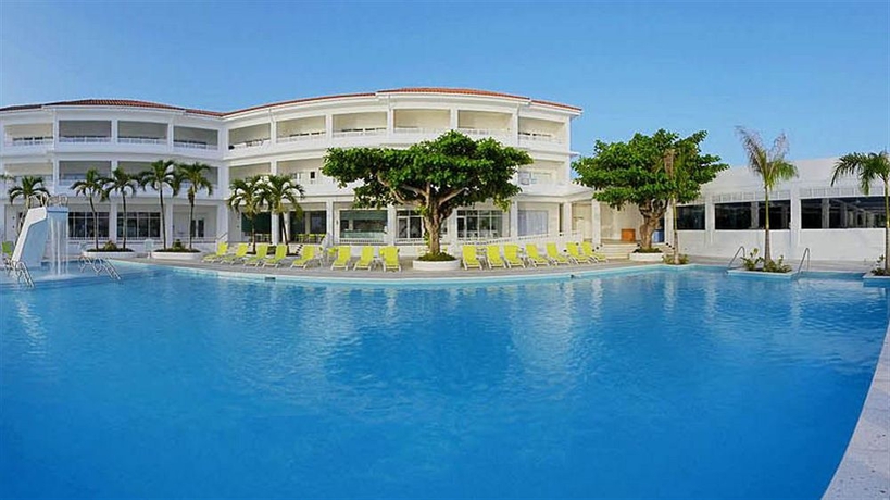 Imagen de la piscina del Hotel Couples Tower Isle All Inclusive. Foto 13