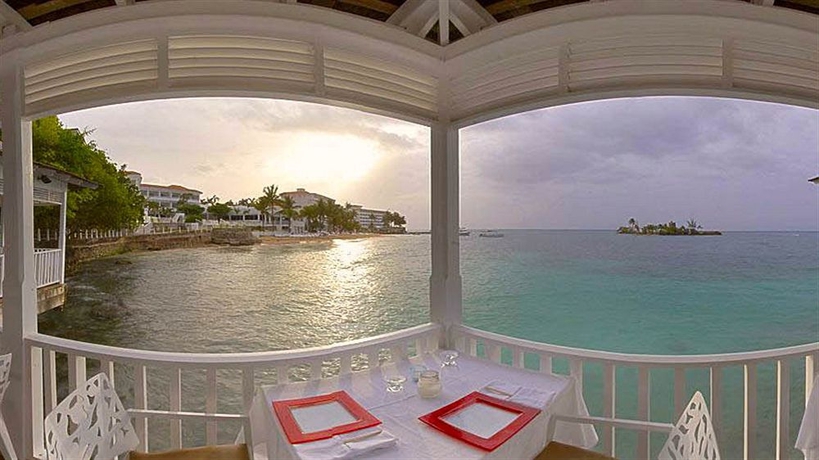 Imagen del bar/restaurante del Hotel Couples Tower Isle All Inclusive. Foto 5
