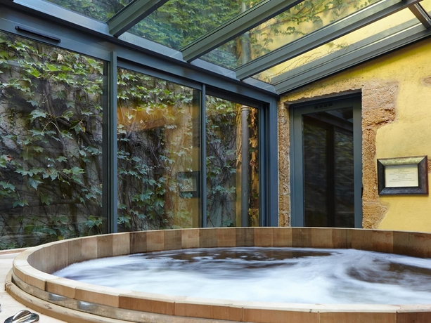 Imagen de la piscina del Hotel Cour Des Loges Lyon, A Radisson Collection. Foto 16