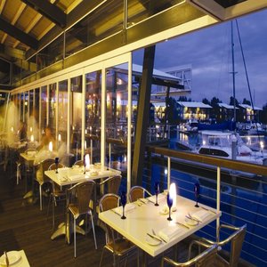 Imagen del bar/restaurante del Hotel Couran Cove Island Resort. Foto 2