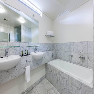 Imagen de la habitación del Hotel Couran Cove Island Resort. Foto 9