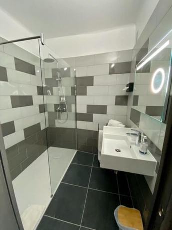 Imagen de la habitación del Hotel Courbet. Foto 8