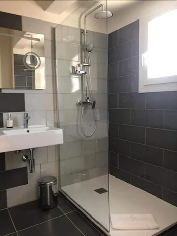 Imagen de la habitación del Hotel Courbet. Foto 10