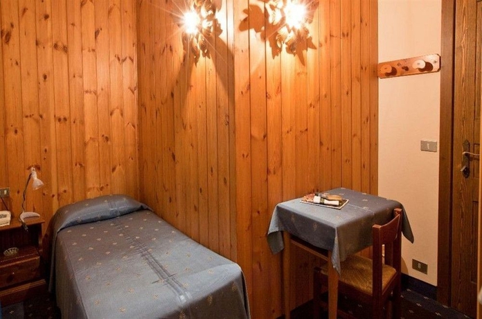 Imagen de la habitación del Hotel Courmayeur. Foto 10