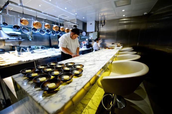Imagen del bar/restaurante del Hotel Cours Et Pavillons. Foto 4