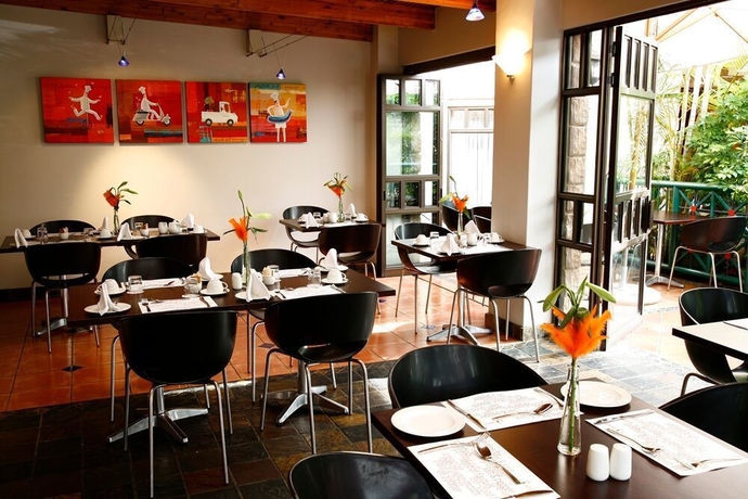 Imagen del bar/restaurante del Hotel Court Classique Suite. Foto 7