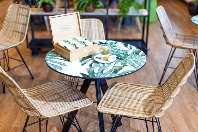 Imagen del bar/restaurante del Hotel Court Garden. Foto 4