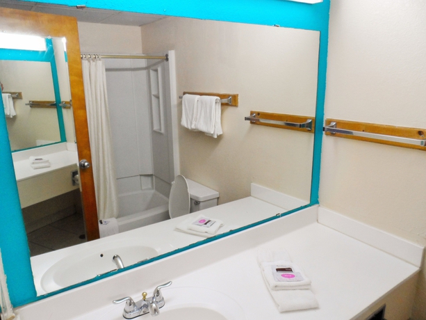 Imagen de la habitación del Hotel Courtesy Inn. Foto 8