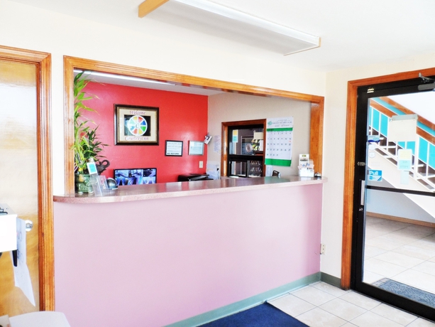Imagen de los interiores del Hotel Courtesy Inn. Foto 17