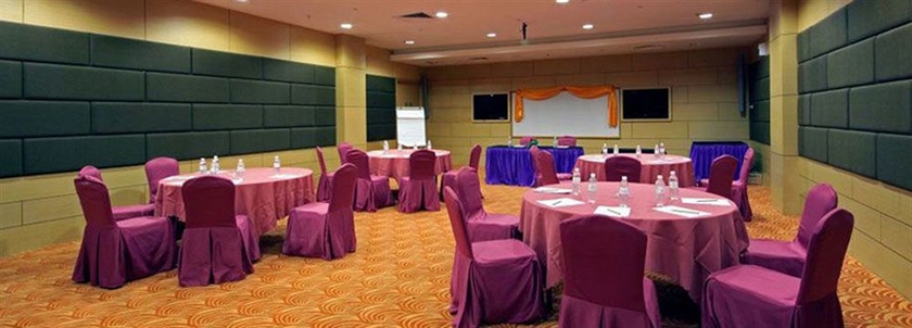 Imagen de los interiores del Hotel Courtyard @ 1borneo. Foto 6