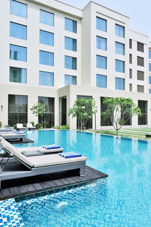 Imagen de la piscina del Hotel Courtyard Agra. Foto 15