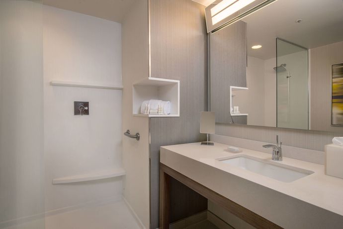 Imagen de la habitación del Hotel Courtyard Bay City. Foto 6