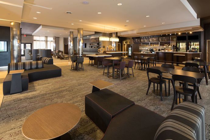 Imagen de los interiores del Hotel Courtyard Bay City. Foto 12