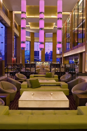 Imagen de los interiores del Hotel Courtyard By Marriott Ahmedabad. Foto 14