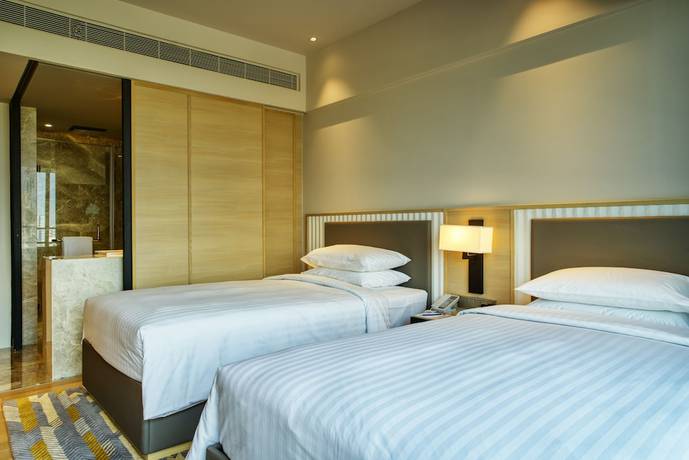 Imagen de la habitación del Hotel Courtyard By Marriott Ahmedabad Sindhu Bhavan Road. Foto 8