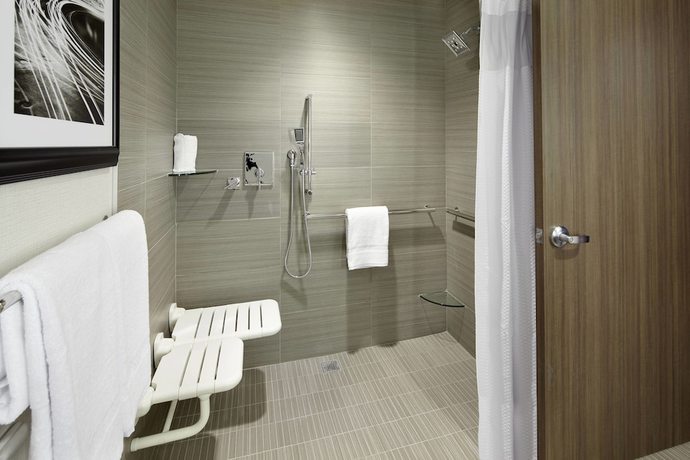 Imagen de la habitación del Hotel Courtyard By Marriott Akron Downtown. Foto 14