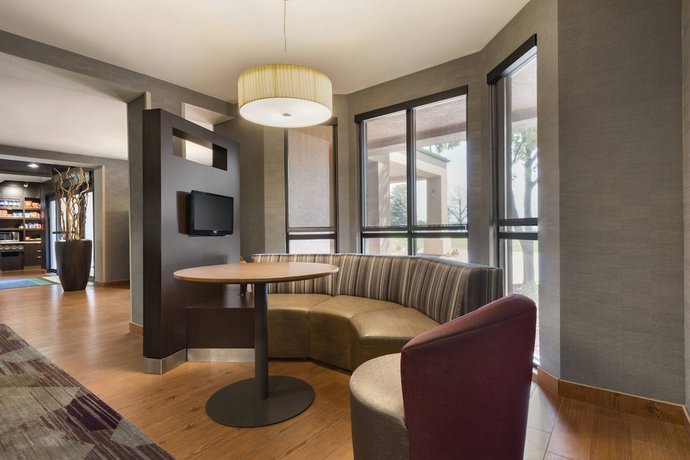 Imagen de los interiores del Hotel Courtyard By Marriott Akron Fairlawn. Foto 15