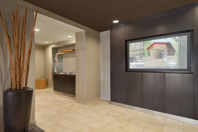 Imagen de los interiores del Hotel Courtyard By Marriott Akron Fairlawn. Foto 16