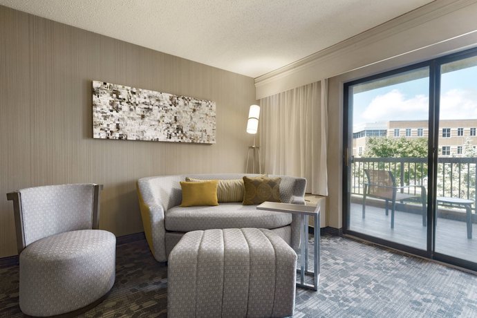Imagen de la habitación del Hotel Courtyard By Marriott Akron Fairlawn. Foto 9