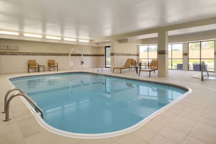 Imagen de la piscina del Hotel Courtyard By Marriott Akron Fairlawn. Foto 20