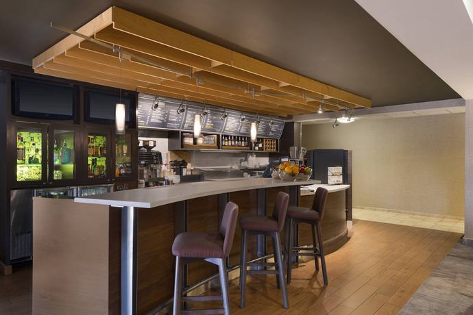 Imagen del bar/restaurante del Hotel Courtyard By Marriott Akron Fairlawn. Foto 2