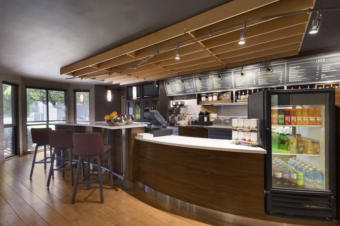 Imagen del bar/restaurante del Hotel Courtyard By Marriott Akron Fairlawn. Foto 3