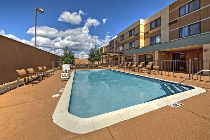 Imagen de la piscina del Hotel Courtyard By Marriott Alexandria. Foto 12