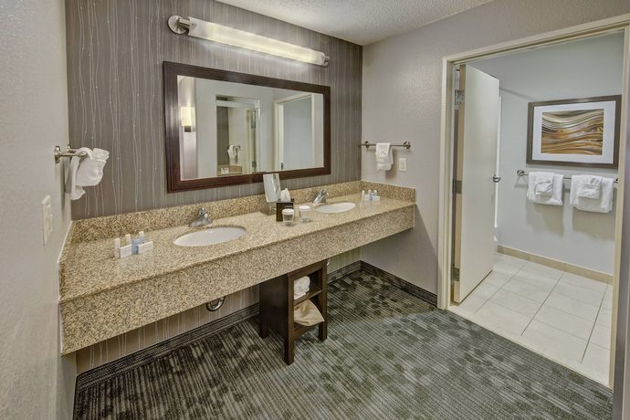 Imagen de la habitación del Hotel Courtyard By Marriott Alexandria. Foto 8