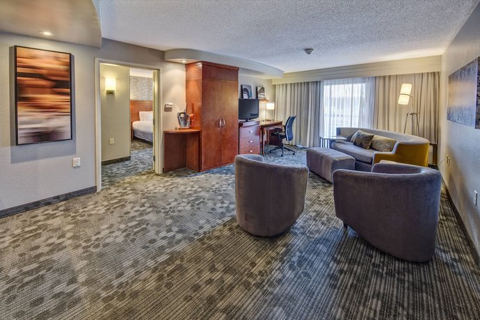 Imagen de la habitación del Hotel Courtyard By Marriott Alexandria. Foto 10