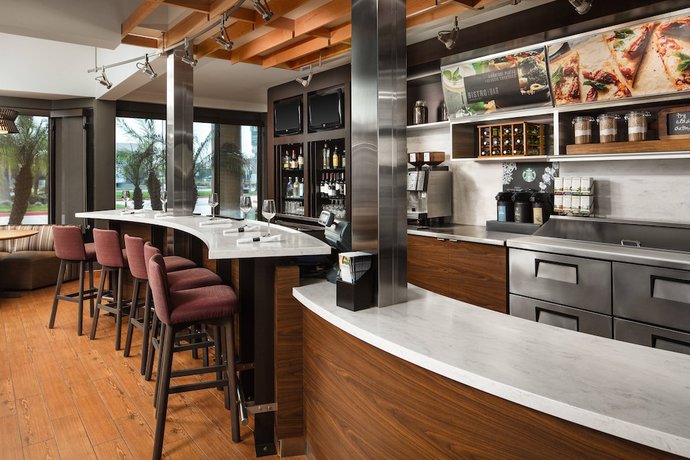Imagen del bar/restaurante del Hotel Courtyard By Marriott Anaheim Buena Park. Foto 5