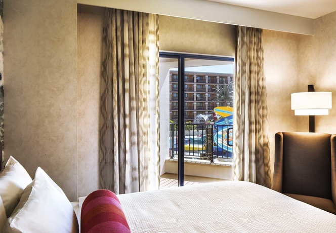 Imagen de la habitación del Hotel Courtyard By Marriott Anaheim Theme Park Entrance. Foto 11