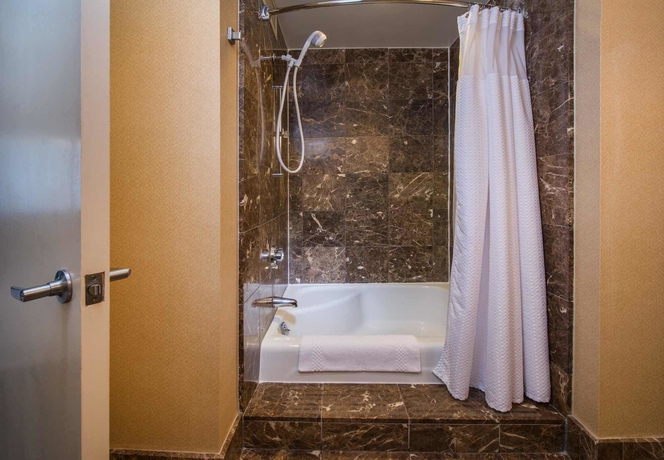 Imagen de la habitación del Hotel Courtyard By Marriott Arlington Crystal City/reagan National. Foto 7
