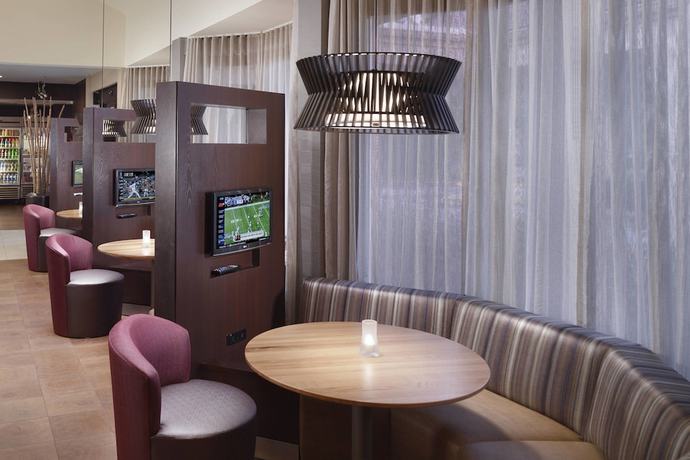 Imagen del bar/restaurante del Hotel Courtyard By Marriott Atlanta Airport South/sullivan Road. Foto 4
